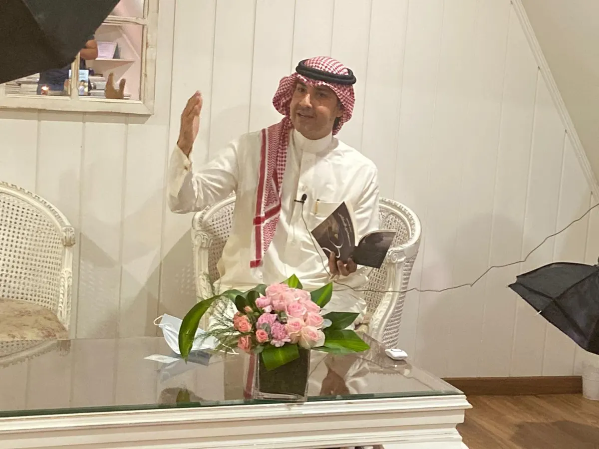 الحمادي يسكب «نصفها في الكأس».. غزل.. رومانسية.. وإنسانية في 103 صفحات