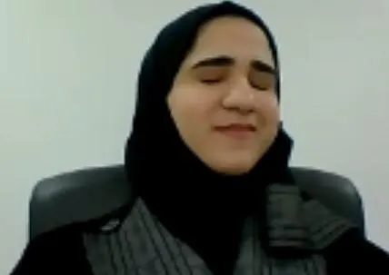 من صفوى.. كفيفة ترشد المبصرين إلى «فن التعامل».. تحذر من ضرب الكتف والسحب بعشوائية