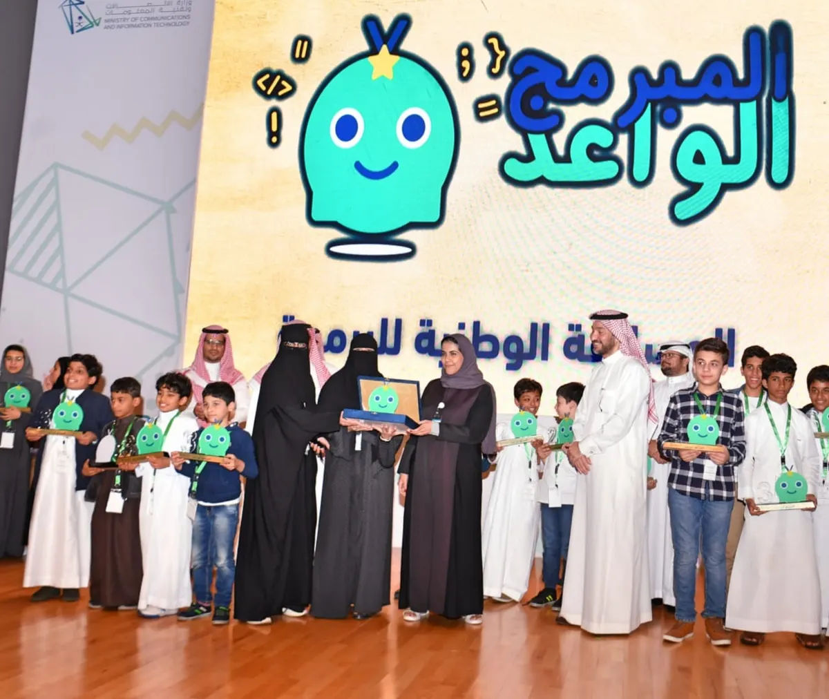 بالأسماء من بين تسعة فائزين.. طلاب وطالبات القطيف يخطفون خمسة مراكز في «المبرمج الواعد»