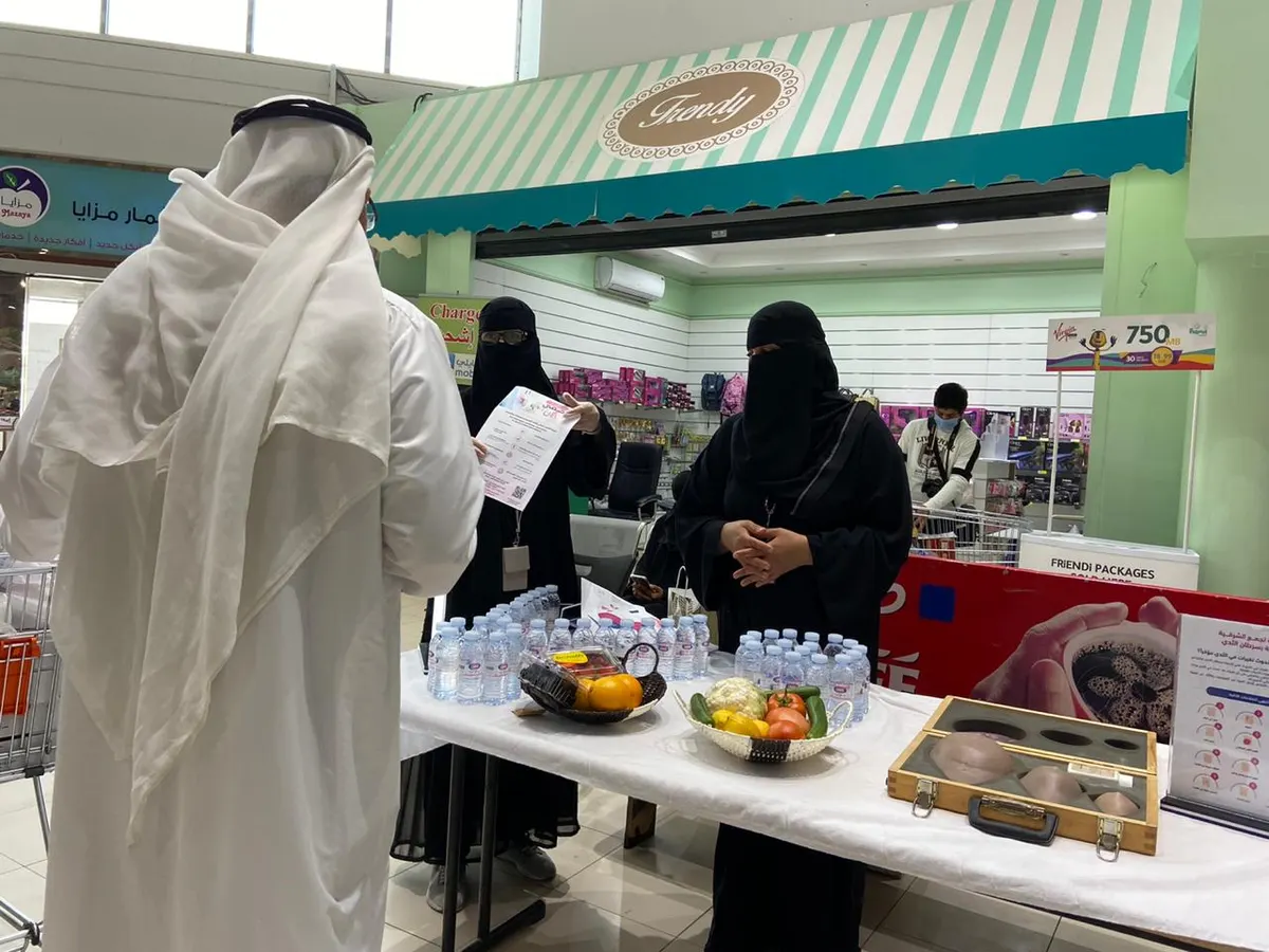 في القطيف.. ركن توعوي يستوقف متسوقي مركز تجاري للتعرف على سرطان الثدي