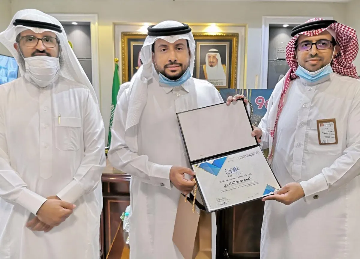 نظير الدعم والمساندة.. مدير تعليم القطيف يُكرّم لجنة «منصة مدرستي»