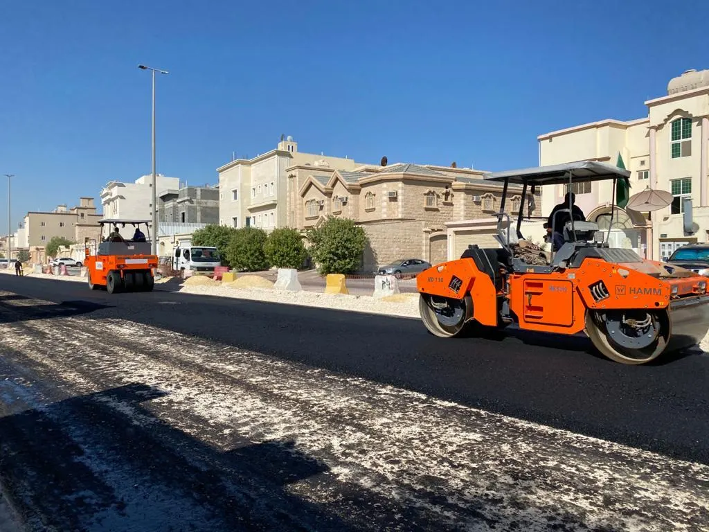 في سيهات.. البدء في صيانة شارع «إبراهيم الشاطبي»