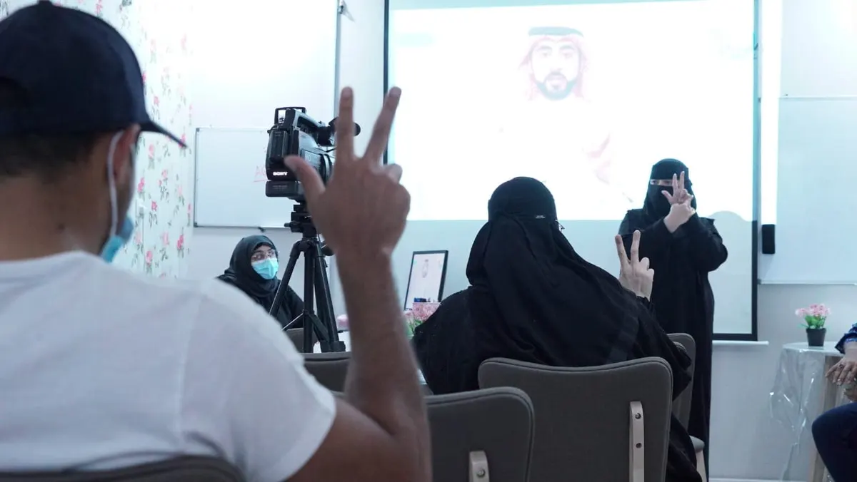 من سنابس.. بعد تلمسها احتياجهم لمترجم في المشافي.. «همة» آل مغيزل وفريقها تخاطب الصم بلغتهم