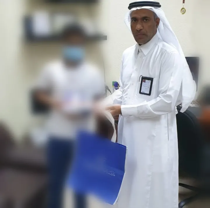 في القطيف.. رفضت ذكر اسمها.. فاعلة خير تتبرع بـ20 جهازًا لوحيًّا لطلاب ثانوية النجاح
