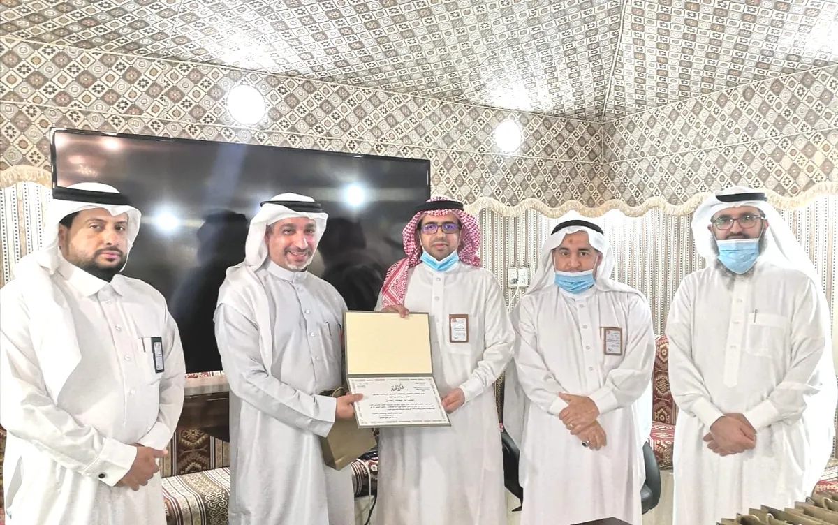بالأسماء.. مدير تعليم القطيف يُكرّم موظفي المستودعات