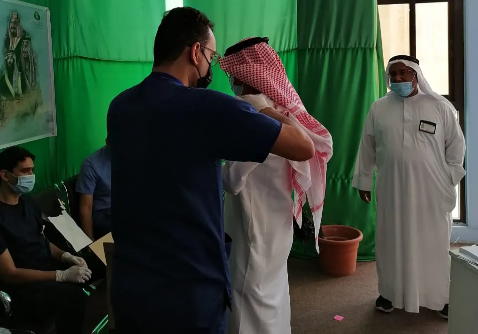 بالصور.. منسوبو مياه القطيف يتطعمون ضد الإنفلونزا