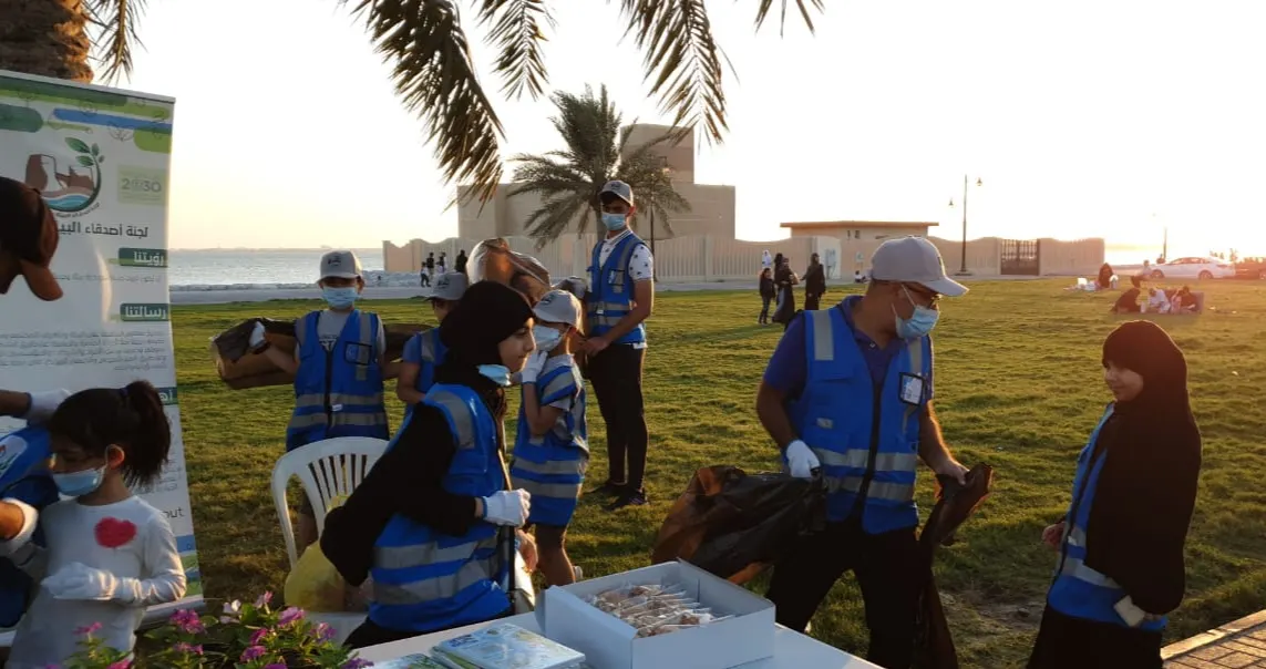 في محيسنيات جزيرة تاروت.. الأهالي يتطوعون لتنظيف الشاطئ
