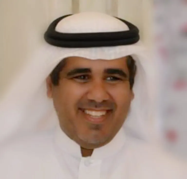 نظير جهده في إجازة العام الدراسي.. القرني يكرم علي آل رمضان