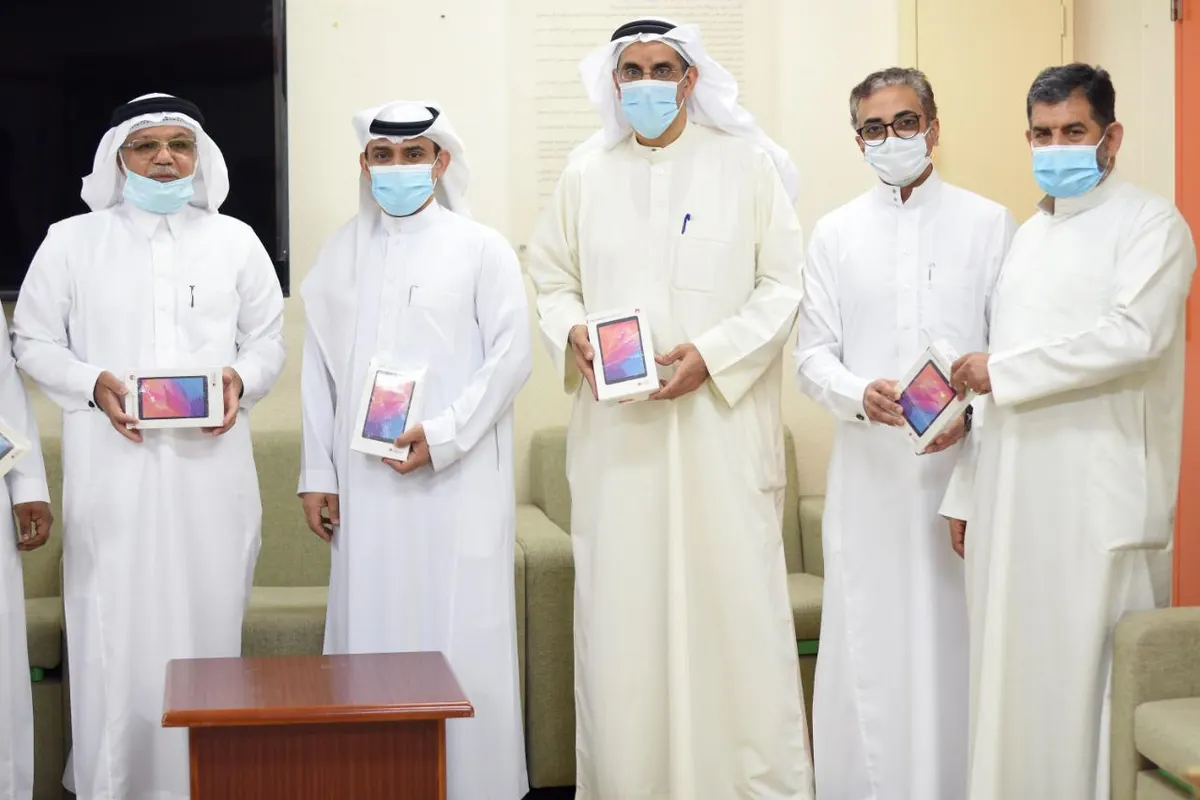 في الخويلدية.. «الشراكة المجتمعية» تدفع عجلة التعليم لـ الطلاب والطالبات بـ184 جهازًا لوحيًا