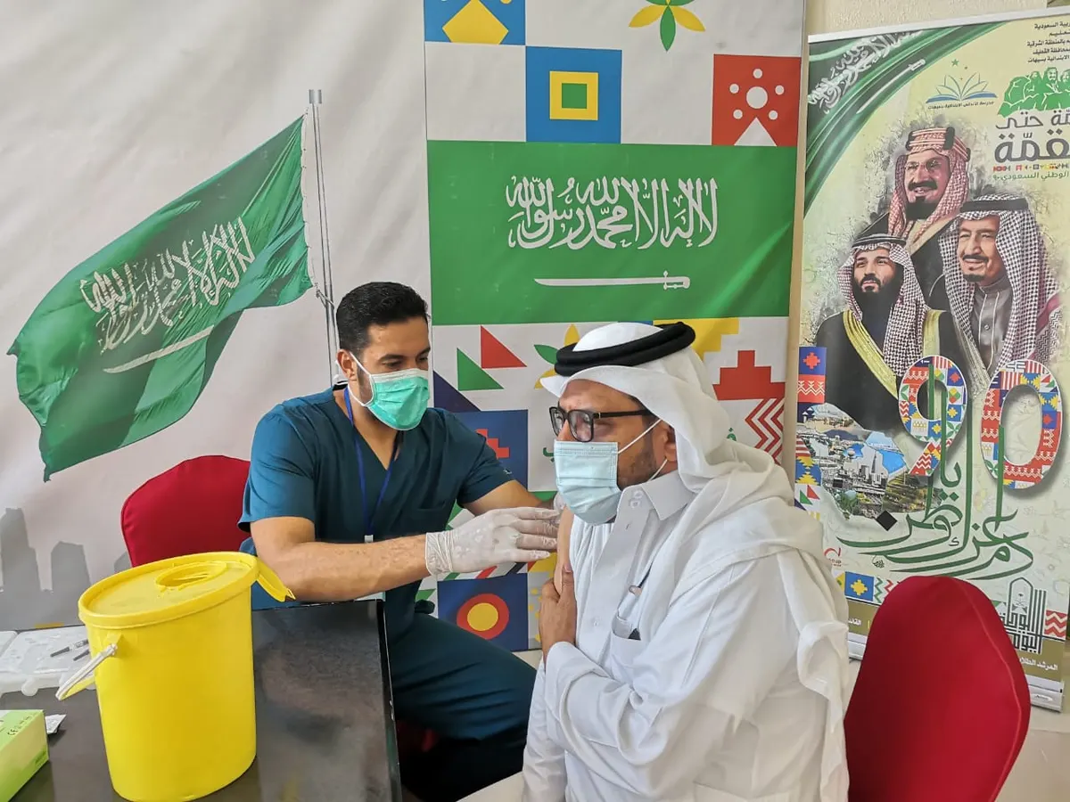 بالصور.. تطعيم منسوبي «تعليم القطيف» بلقاح الإنفلونزا الموسمية