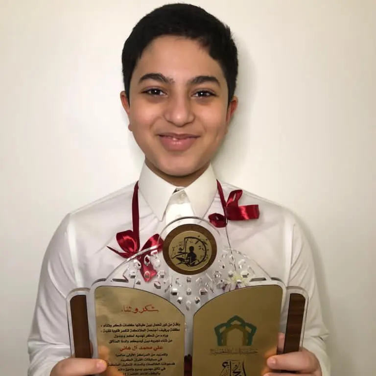 من صفوى.. نظير تألقه في مسابقات القرآن الكريم.. «علي آل هاني» على منصة التكريم