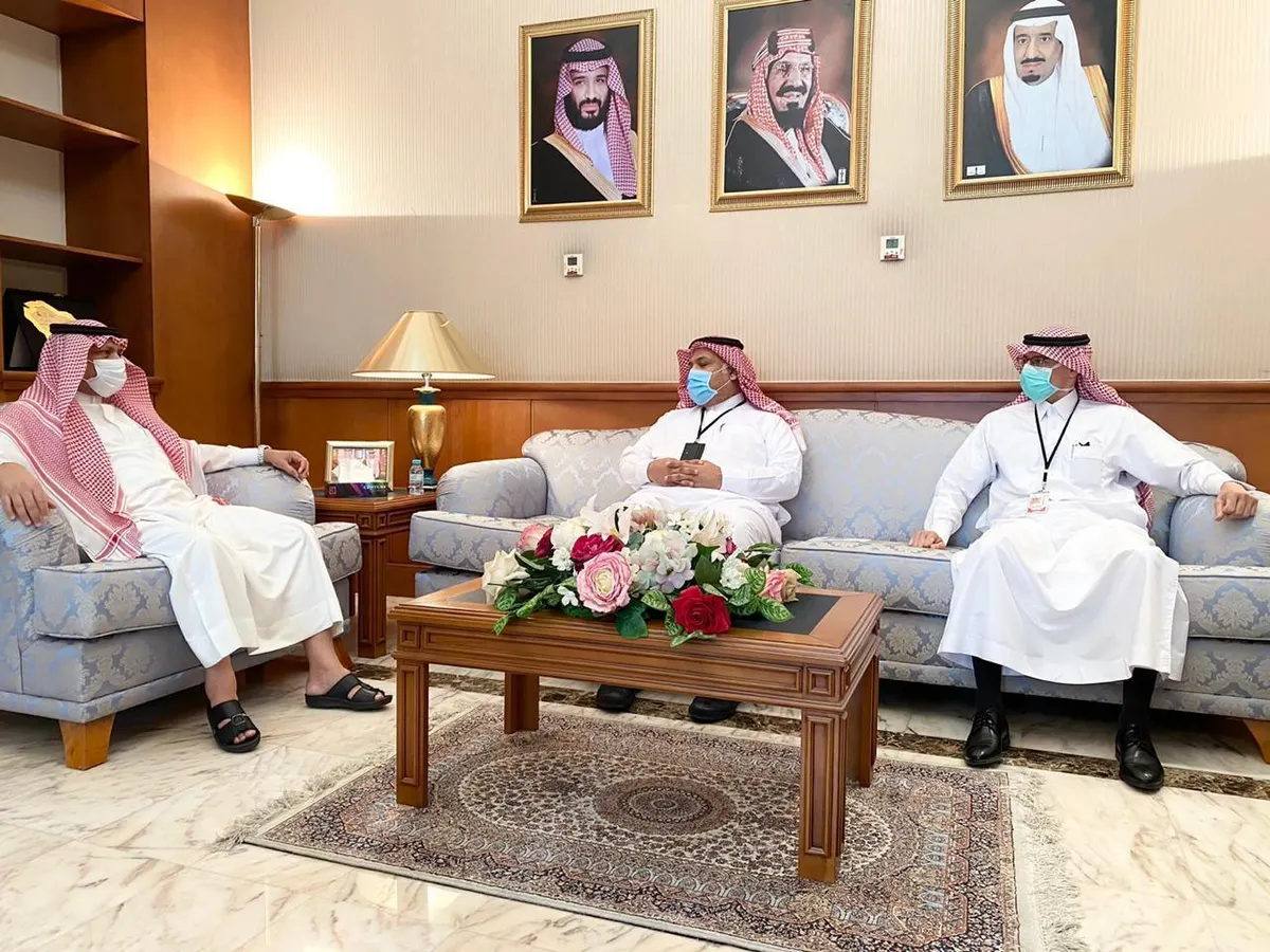 خلال لقاء جمع المحافظ بإدارة مركزي القطيف.. الموسى يقدم عرضًا لجهود المستشفى في الجائحة