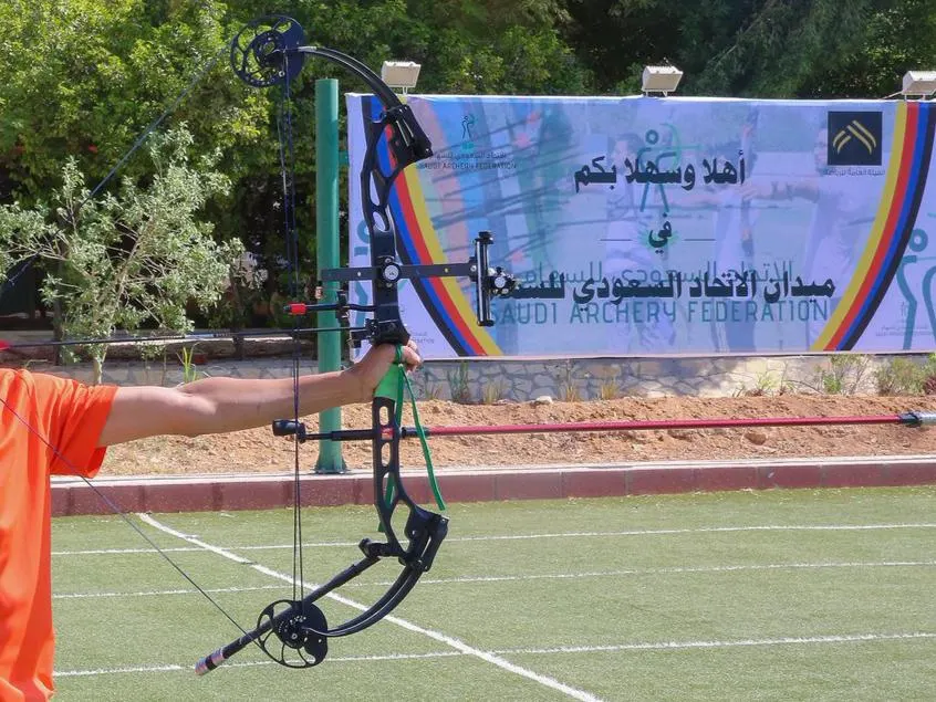 لـ الجنسين.. تجربة أداء لعبة السهام في «سلام العوامية»