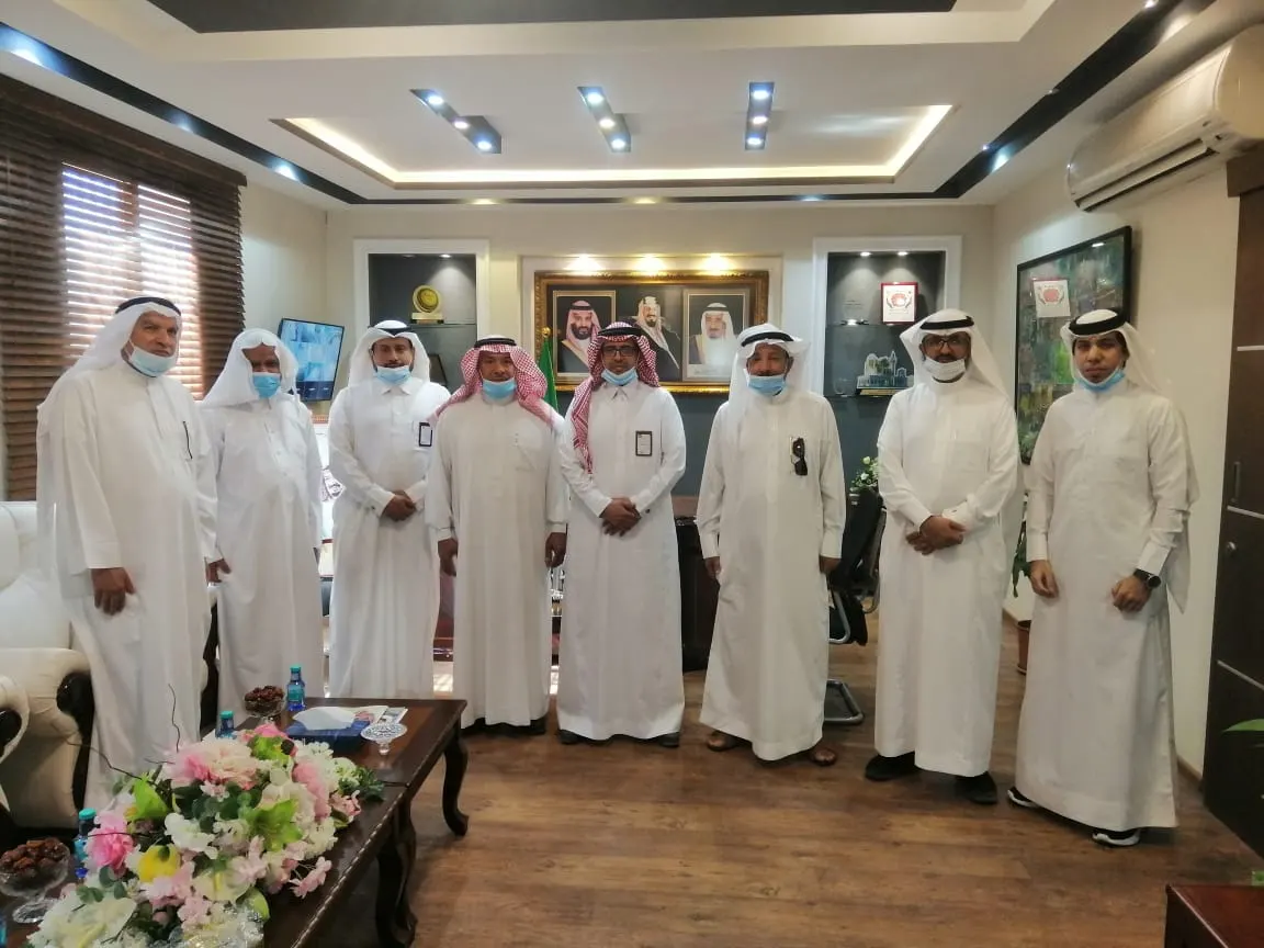 مؤكدين على حاجتهم لمدارس داخل البلدة.. أهالي التوبي يجتمعون بمدير تعليم القطيف