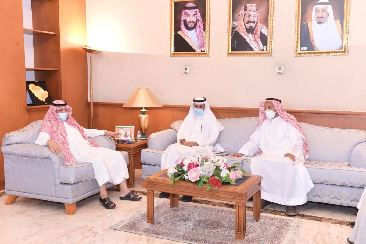 محافظ القطيف يتعرف على خطط وأهداف تنمية البحاري