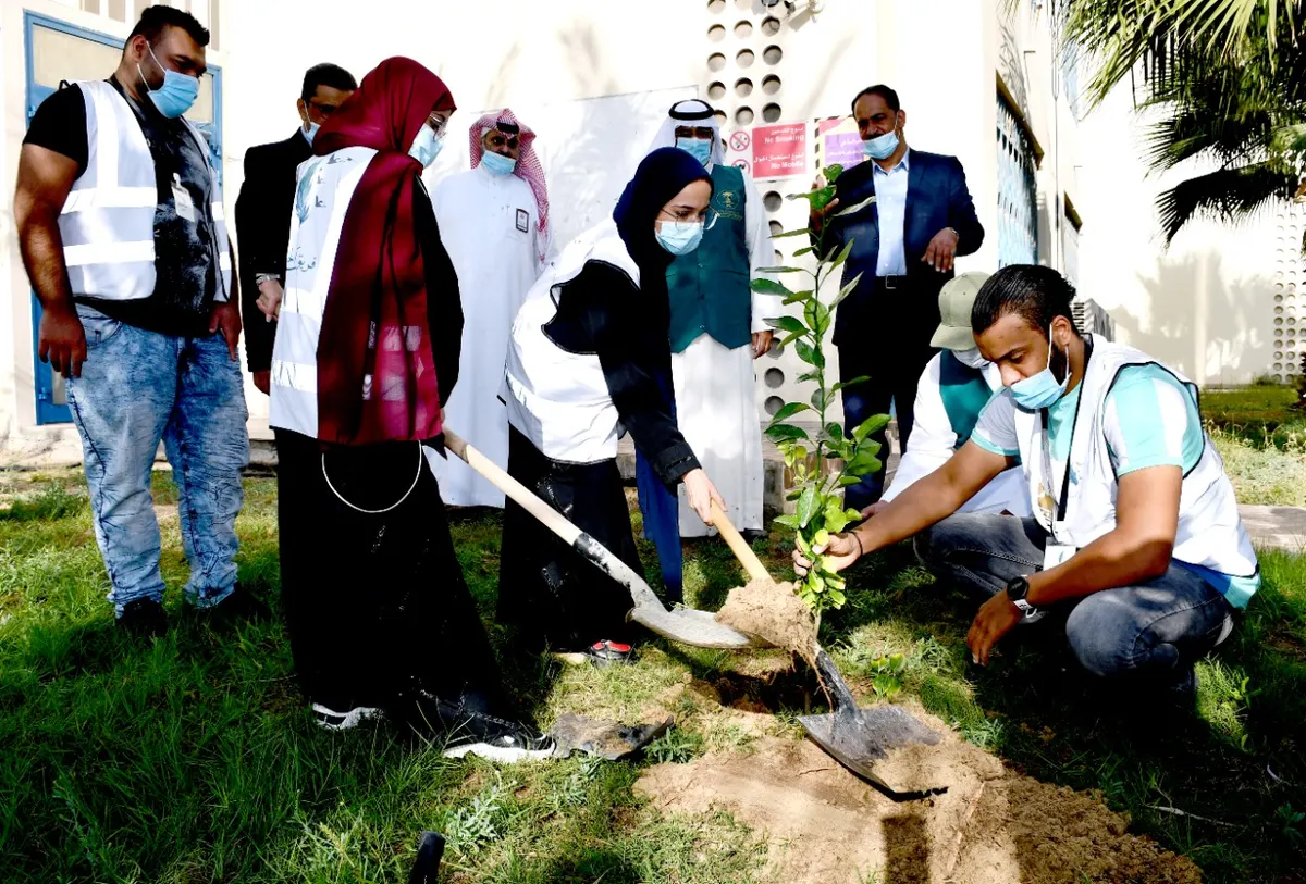 «لنجعلها خضراء» تجمع 25 متطوعًا لـ تشجير تقنية القطيف