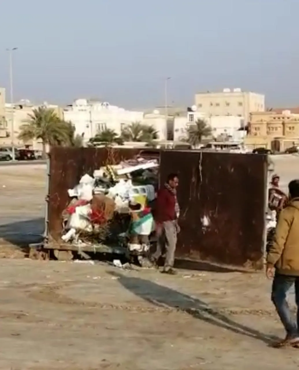 في ناصرة القطيف.. عمال نظافة يحولون أرض خدمات لمنطقة تجميع وبيع الفلين والكراتين