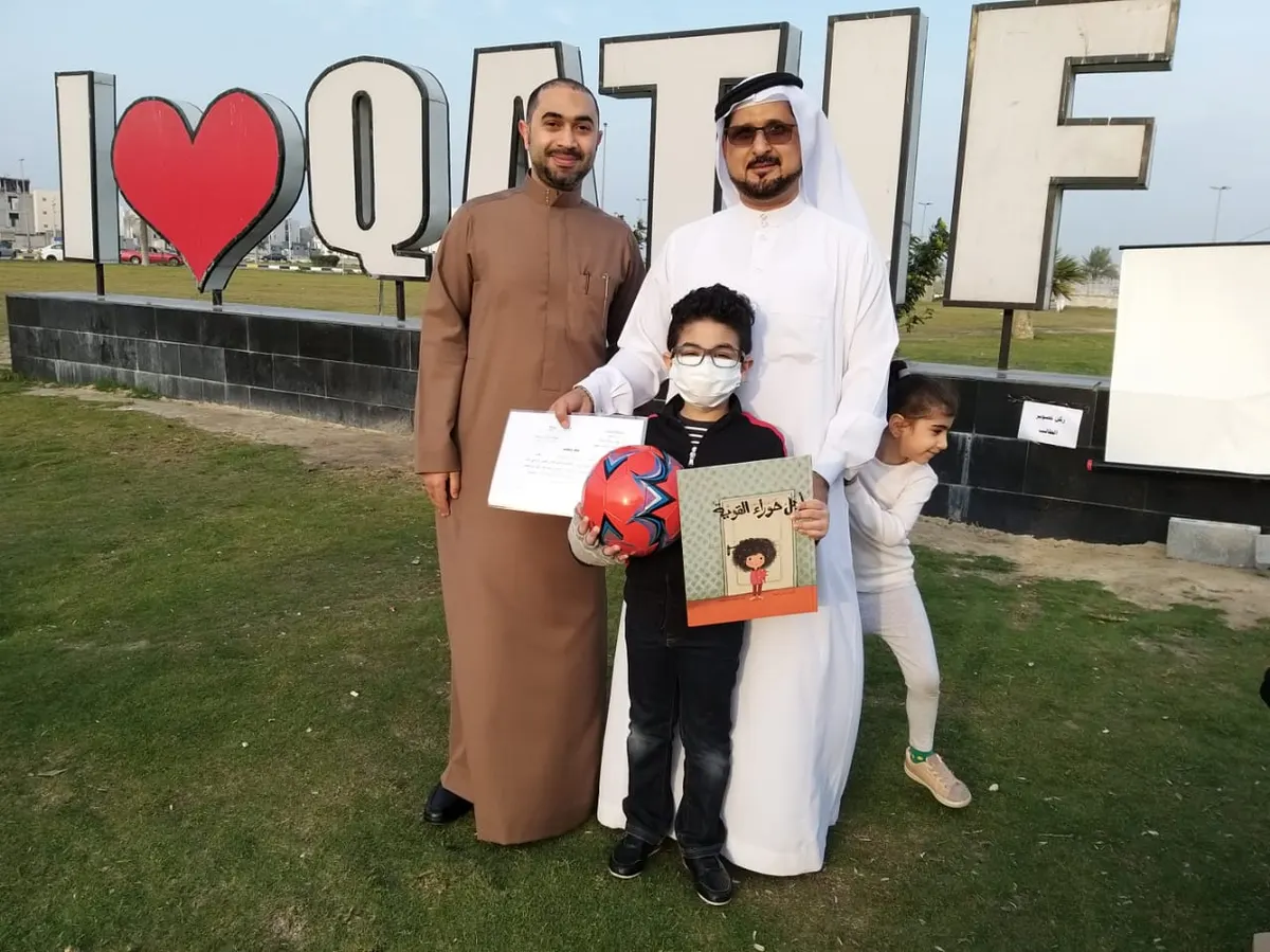 احتفاءً بنهاية الفصل الدراسي الأول.. المعلم آل سيف يكسر حاجز المنصة ويلتقي بـ28 طالبًا على كورنيش القطيف