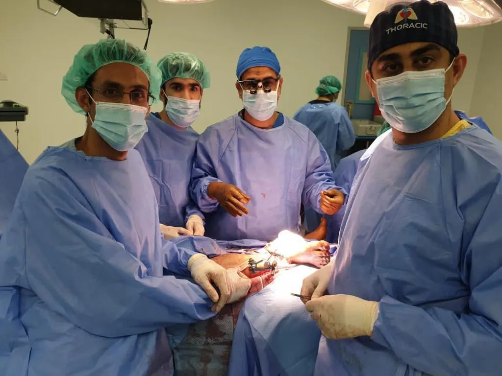 فريق طبي بمركزي القطيف يعيد رجل شاب قطعت بمنشار قراندر