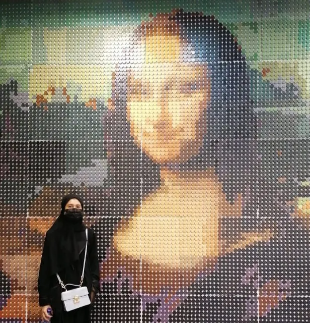من صفوى.. الطفلة جود الكاظم تعيد غموض الموناليزا بـ10 آلاف غطاء بلاستيكي.. ومنير الحجي: ذكّرتني بصبر صناعة السجاد