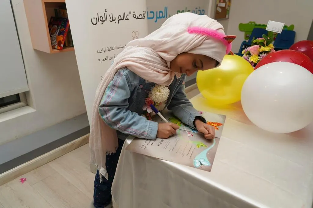 في القطيف.. حلم مزعج يقود الطفلة آل سيف لتأليف قصة «عالم بلا ألوان»