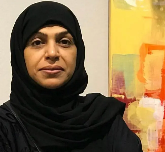 في الجارودية.. ليلى آل نصر الله.. تشكيلية سارت على خطى أبيها وحصدت الشهادة الجامعية بعد 30 عامًا من الثانوية