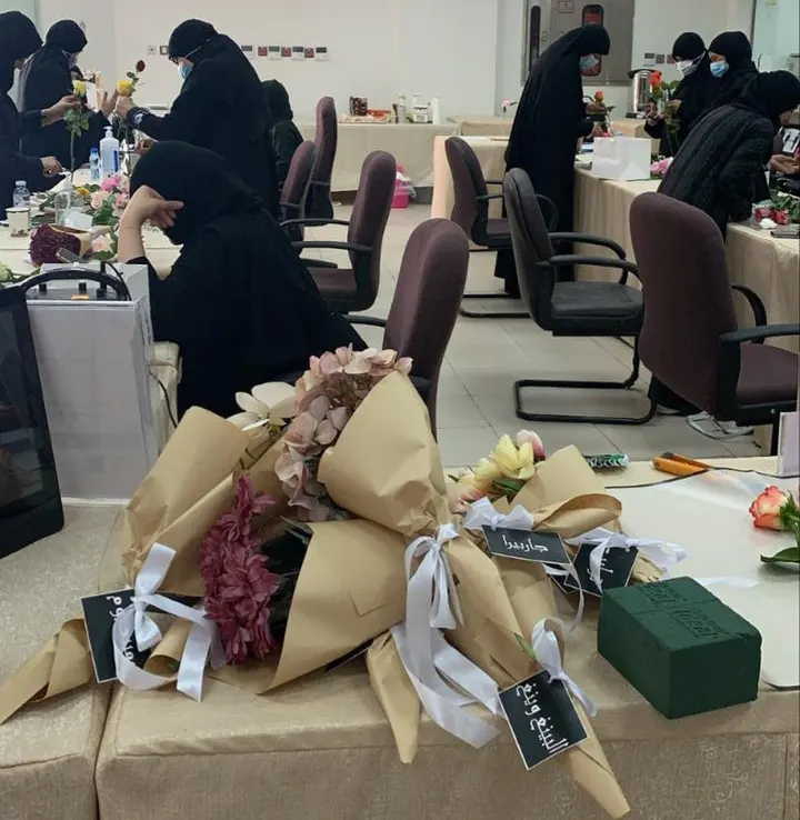 بعد تدريب 15 مستفيدة على تنسيق الزهور بضمان القطيف.. أمل حماد: اكتشفنا مهارات مستفيداتنا.. ورشحنا بعضهن للعمل في محلات الورد