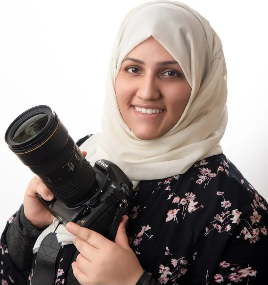 من سيهات.. عفاف الحلال خلعت معطف الطبيبة لأجل صغارها.. واحتضنت بكاميراتها 100 مولود خلال عام
