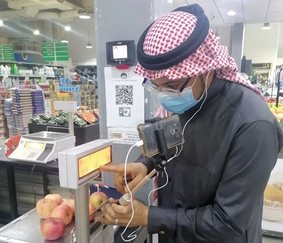 من داخل هايبر ماركت في القطيف.. الدبوس يحوّل درسًا افتراضيًا إلى رحلة اصطحب بها طلابه مع السعة والكتلة المترية