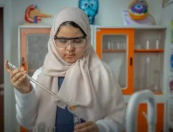 في سيهات.. رقية الزراع طفلة خاف والداها تأخر نطقها.. و«العبقري الصغير» أثبت ذكاءها