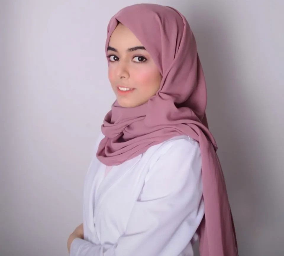 من العوامية.. بـ «روح وريحان» أمل آل نمر تقف وفاءً لـ «شهداء الصحة»