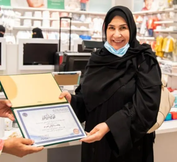 احتفاءً بأقدم عضواته في يوم المرأة.. «المحبة والسلام» يكرم بهجة الإبراهيم