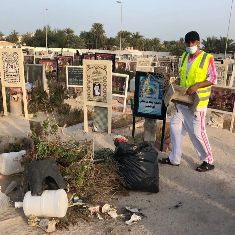 في تاروت.. 60 متطوعًا يزيلون الشوائب البصرية من مقبرة الجزيرة.. أغلبها عوالق بين القبور
