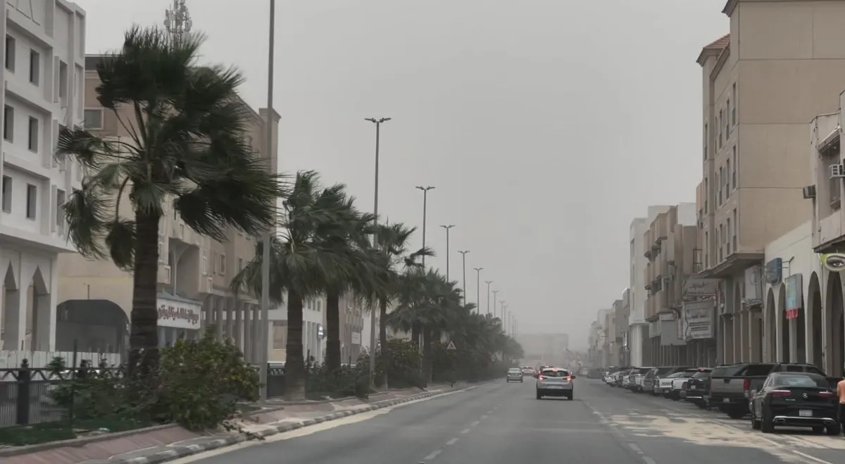 بلدية القطيف تعيد جدولة أعمال «الكنس» لحين تحسن الأحوال الجوية