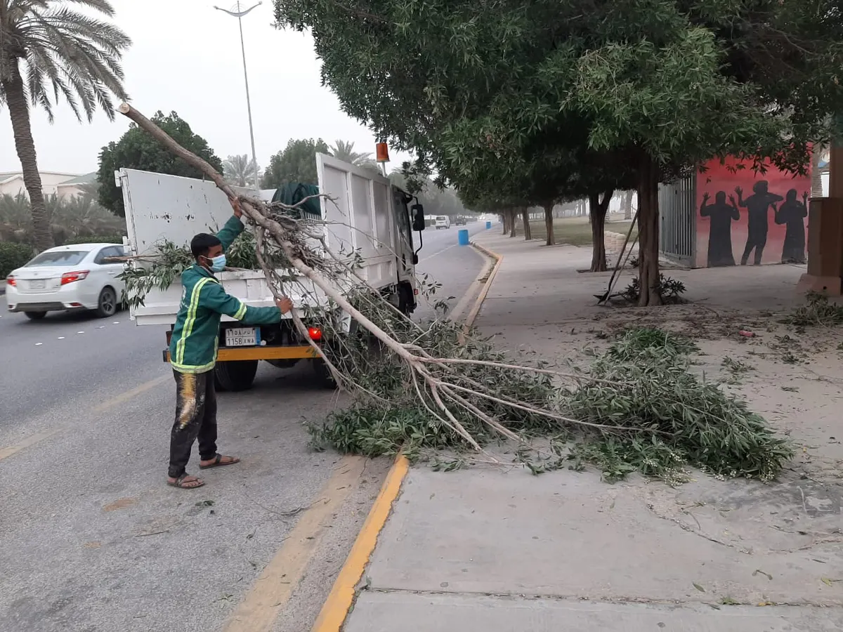 في القطيف.. البلدية تبدأ برفع آثار العاصفة الترابية التي ضربت المنطقة.. شاهد الصور