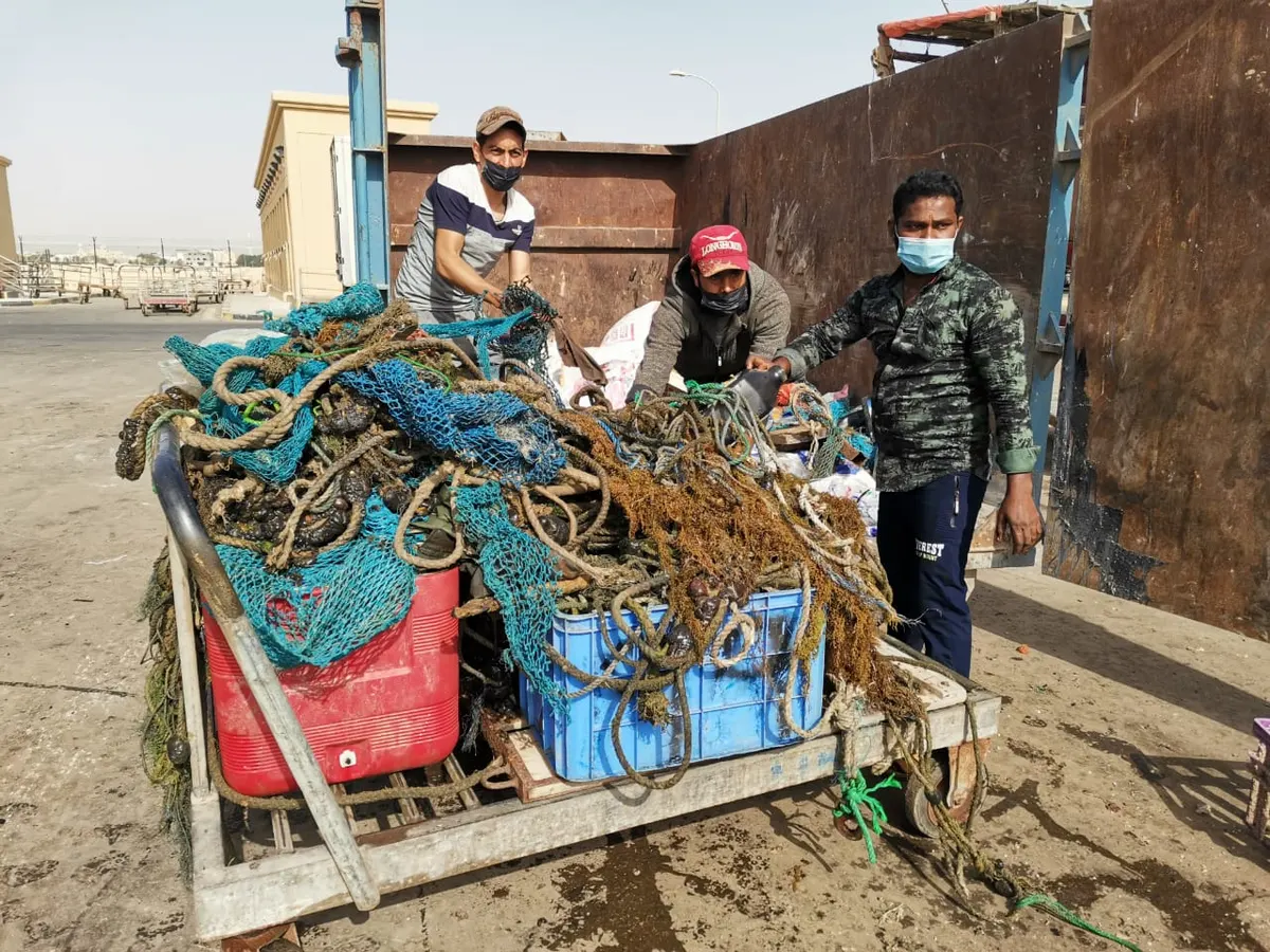 في دارين.. متطوعون يرفعون ١٥ طن أنقاضًا ومخلفات من مرفئها.. شاهد الصور