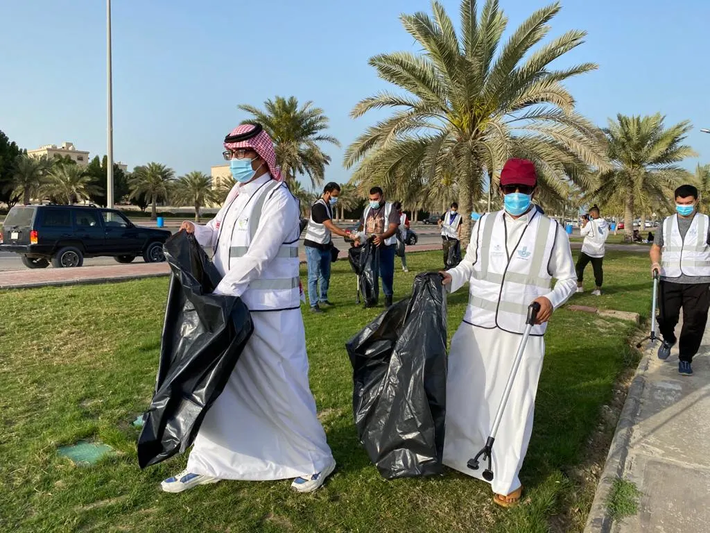 479 متطوعًا يلبون نداء البلدية في «القطيف نظيفة».. والرسالة الأولى لـ هواة الصيد.. فيديو وصور