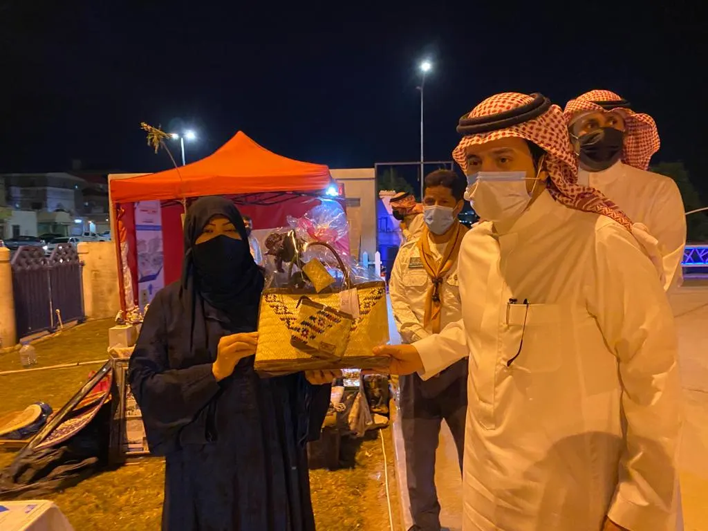 في صفوى.. بعد حادثة المسفوفات.. الحسيني يدعم الحرفية آل حمدان بمبلغ سخي