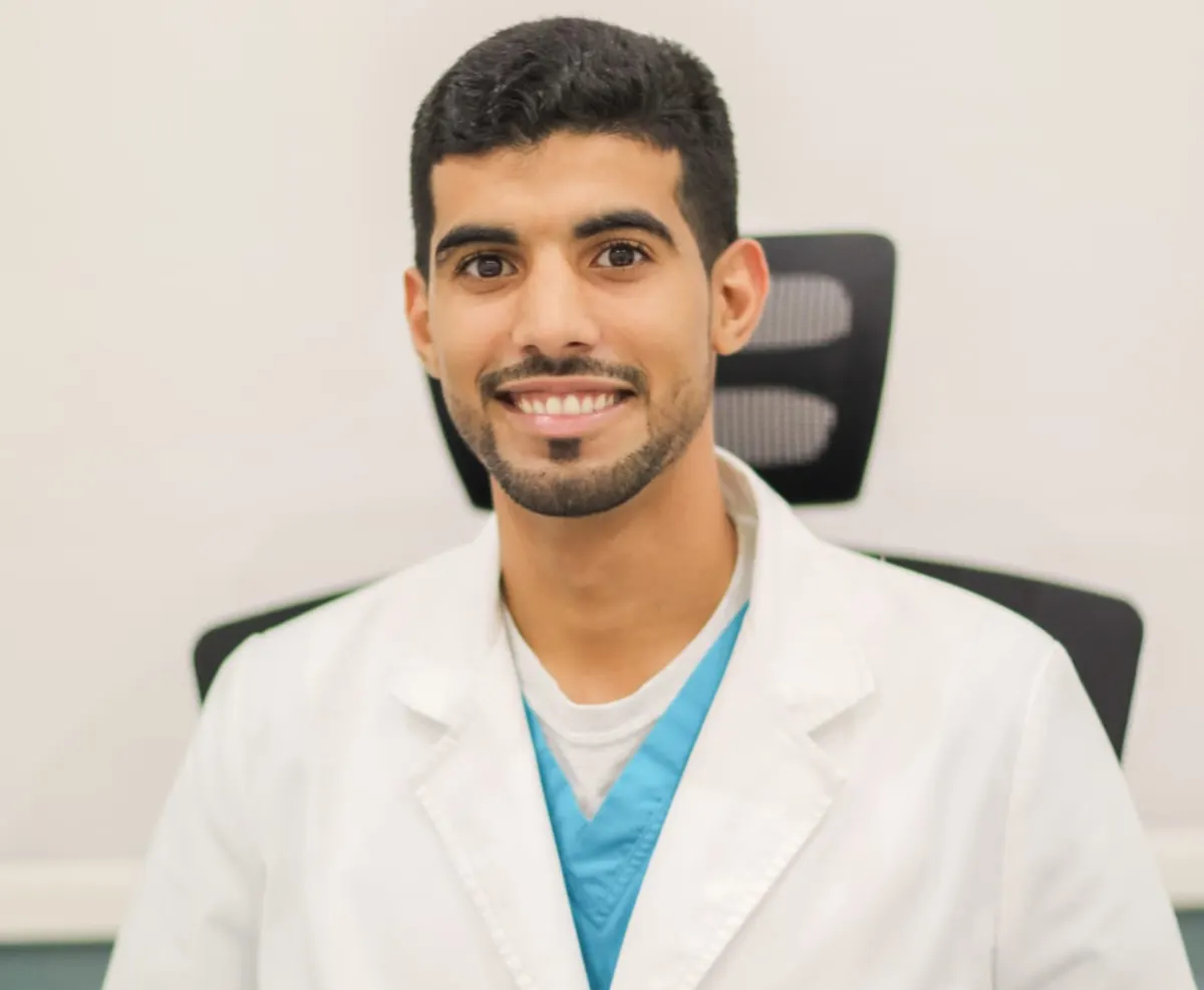 من الجارودية.. عبدالله الدار طبيب بدأ ببيع الأدوات الرياضية على إنستجرام.. وانتهى بعيادة خاصة بعد 10 أعوام