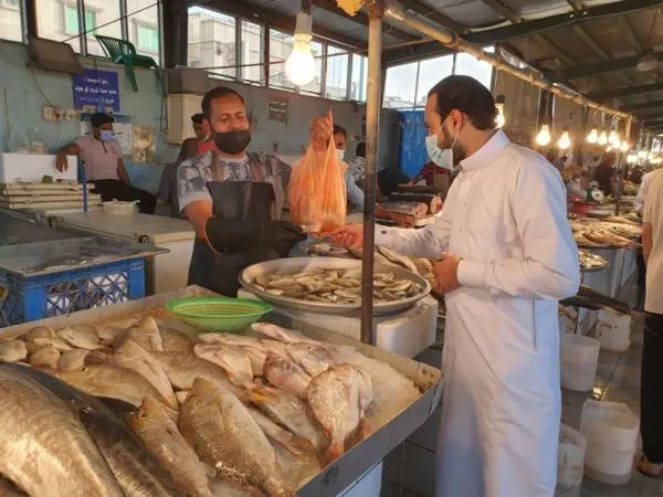 «وردية السمك» تخفض الأسعار 50% في سوق القطيف