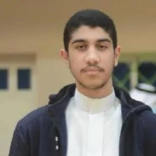 في الخويلدية.. نظير تفوقه.. الطالب محمد المرزوق على منصة التكريم