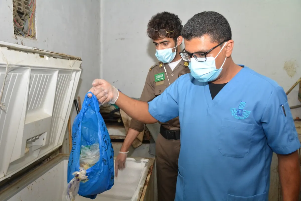 في القطيف.. جولات رقابية ترصد مخالفات بالجملة.. مسالخ عشوائية ولحوم فاسدة وضرب بالاحترازات عرض الحائط