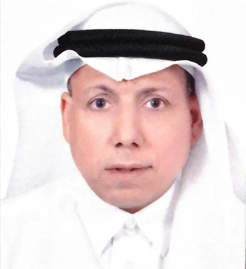 من القطيف .. تقديرًا لأدائه المتميز خلال العام الدراسي.. طلاب وأولياء أمور يكرمون المعلم صبري العتوّق