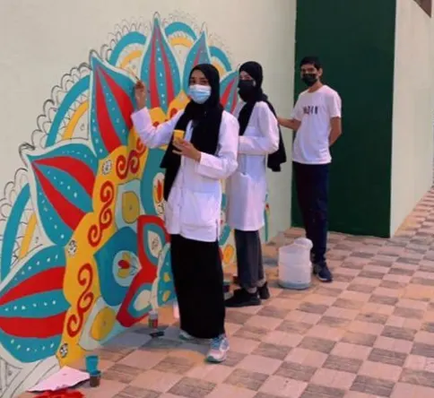 لـ «أنسنة المدن».. بلدية القطيف تزخرف الأماكن العامة