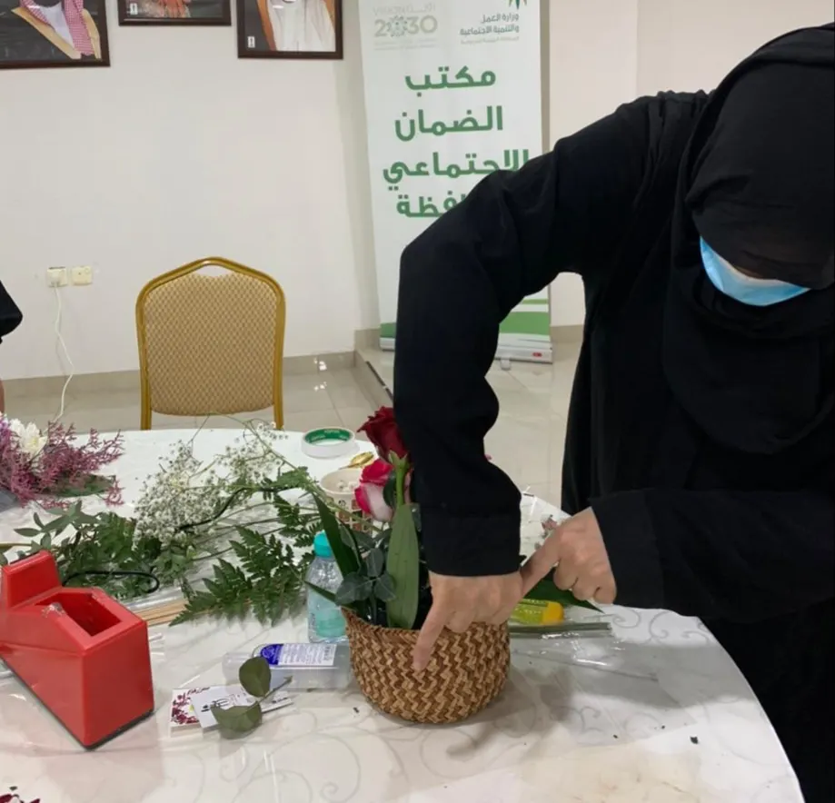 في شراكة بين ضمان القطيف وخيرية تاروت.. 20 مستفيدة يتدربن على تنسيق الزهور