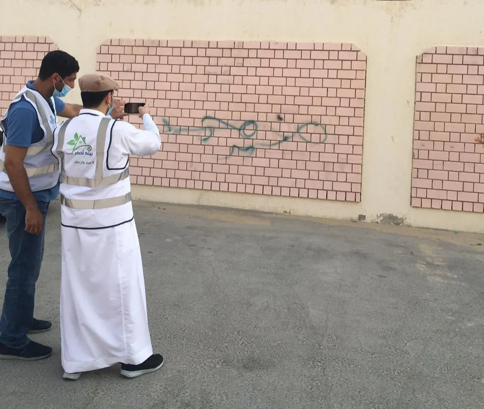 في القطيف حمايةً لـ البيئة ورصد التشوه البصري.. البلدية تطلق مبادرات تطوعية