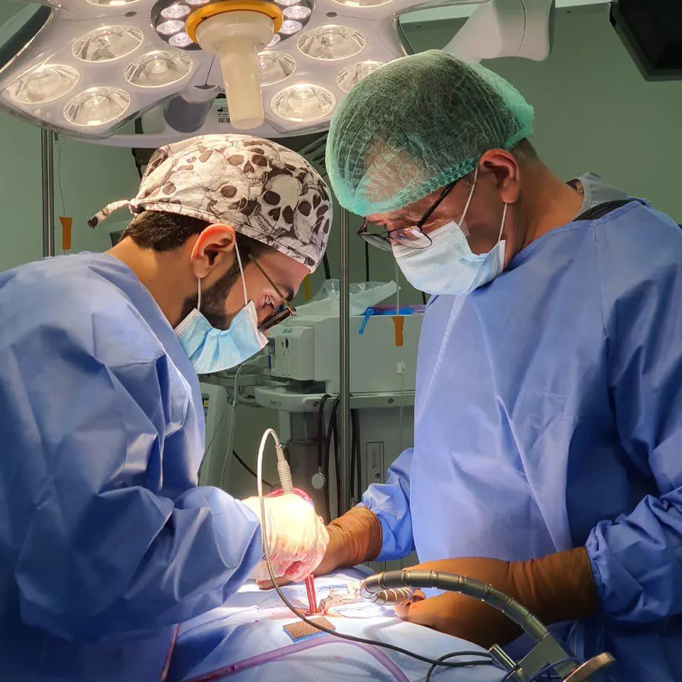 تقنية حديثة لعلاج الانزلاق الغضروفي في مستشفى القطيف.. جراحة اليوم الواحد بلا تنويم