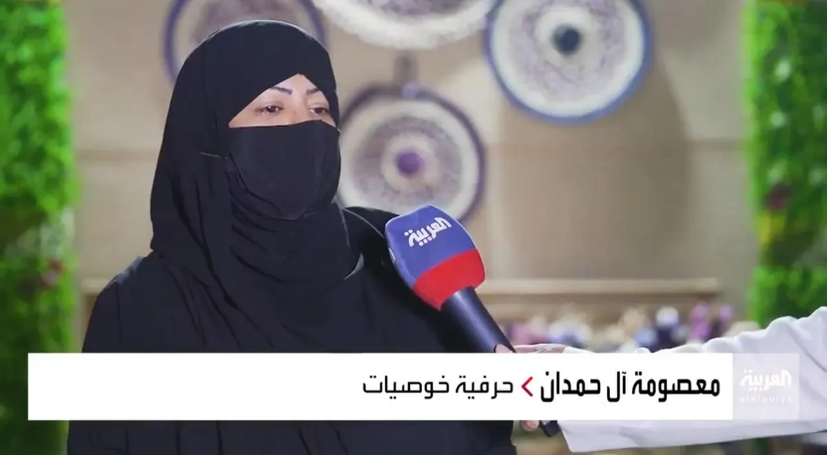 فيديو.. من صفوى.. عقدان من الزمن قضتهما معصومة آل حمدان في صناعة الخوصيات.. تعرف على قصتها