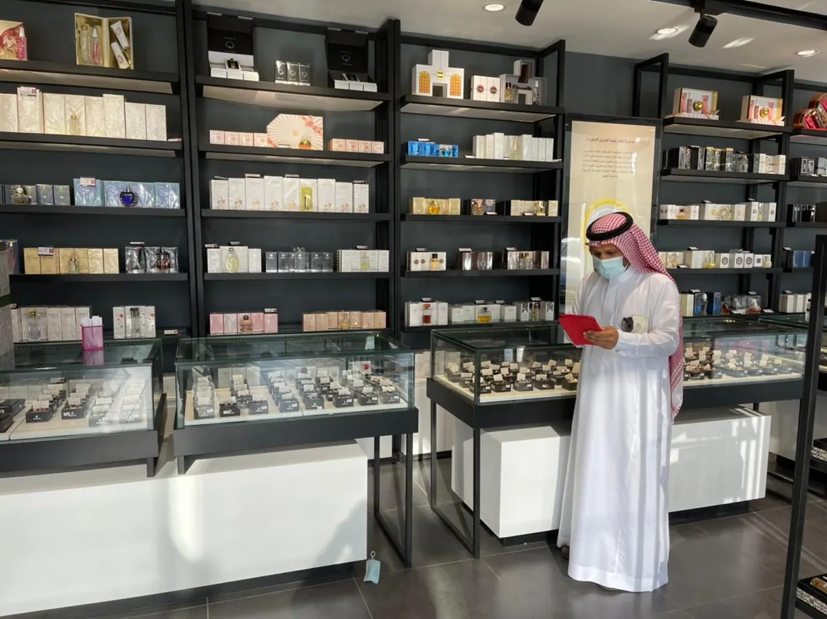 عمل القطيف يشدد الرقابة على منافذ بيع العطور والبخور