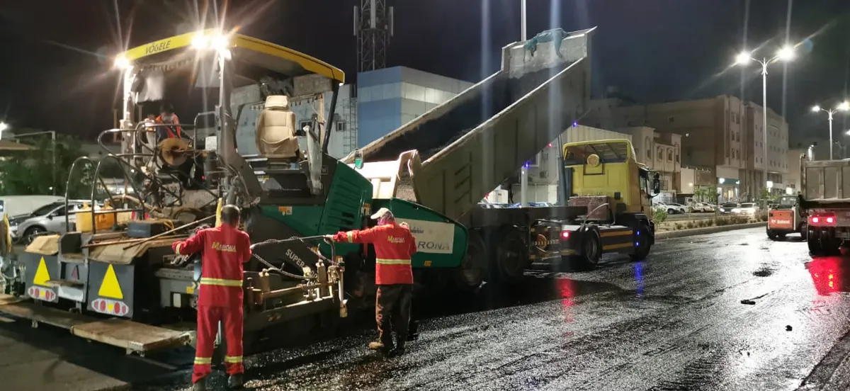 بطول 1000 متر.. بلدية القطيف تسفلت طريق الملك عبدالعزيز بسيهات